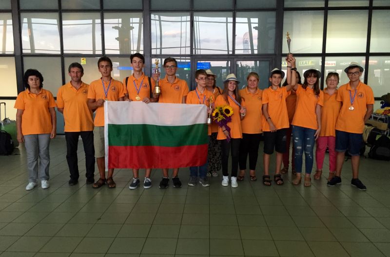 Фотооко: Посрещнаха медалистите от ПМГ-Бургас след състезанието в Тайланд - E-Burgas.com